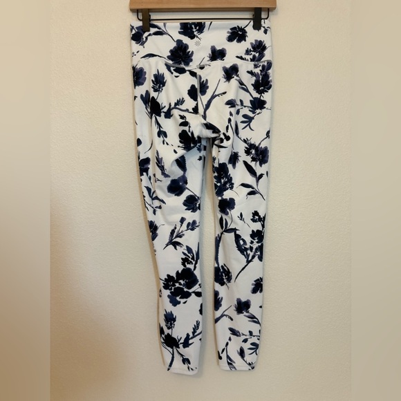 Athleta Water Flower 7/8 Tight - Picture 3 of 9